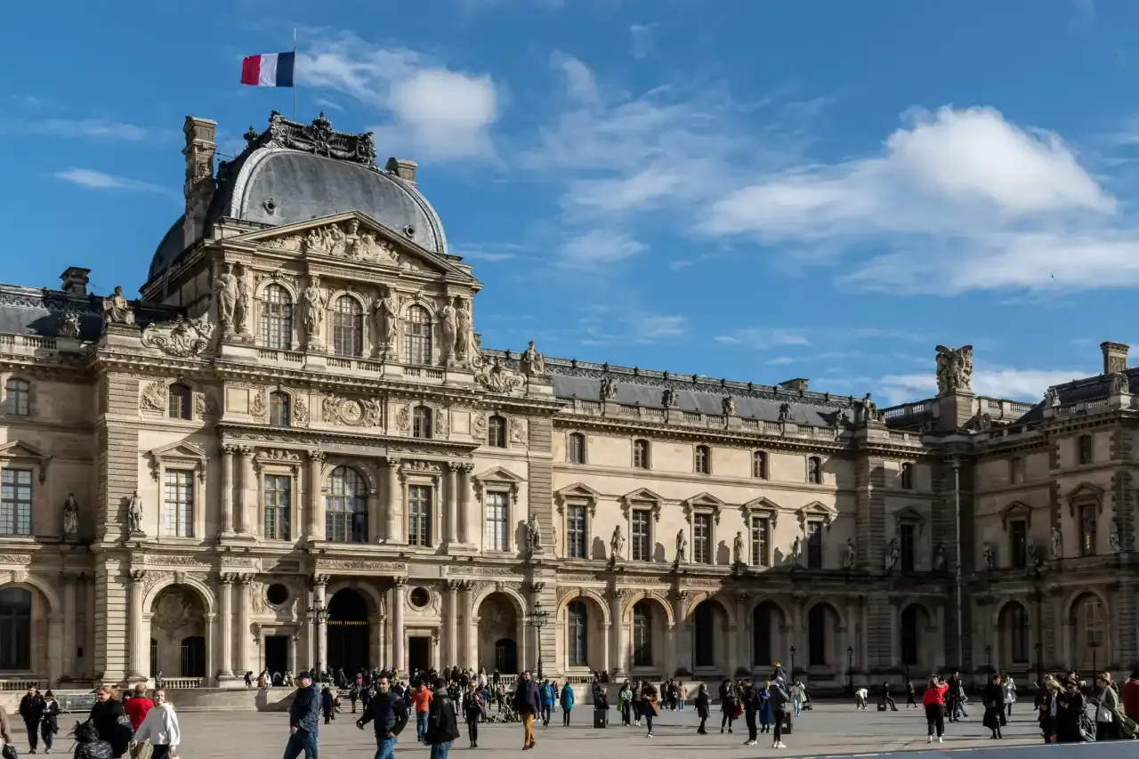 How to get to the Louvre Museum on foot