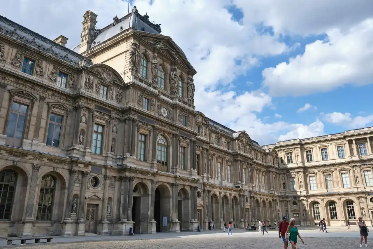 Louvre Museum opening hours