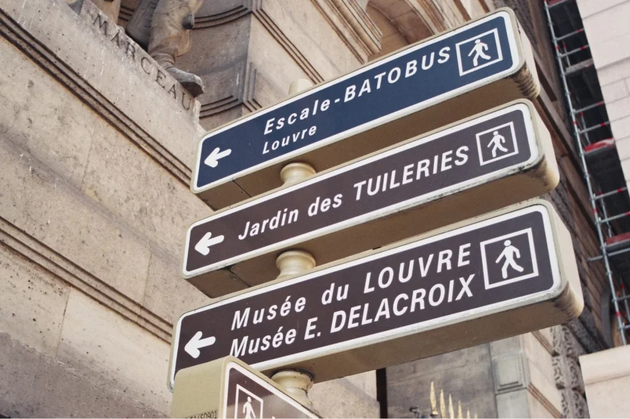 sign indicating the louvre's location