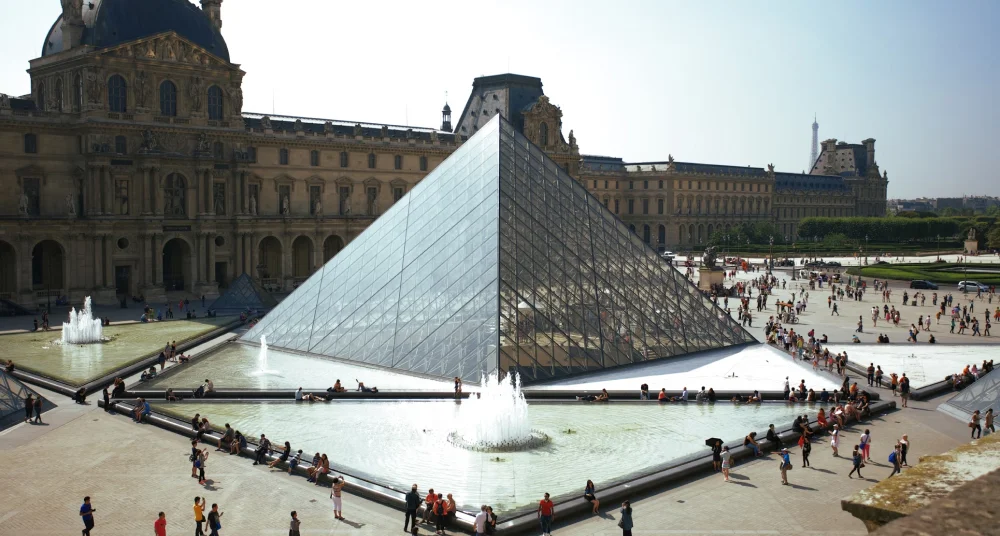 glass pyramid in paris